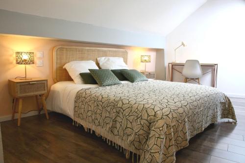 a bedroom with a large bed with green pillows at La Loge en Or - Parking public - Triplex - Proche centre et autoroute in Lens