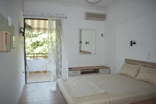 En eller flere senge i et værelse på Ελαία Apartments