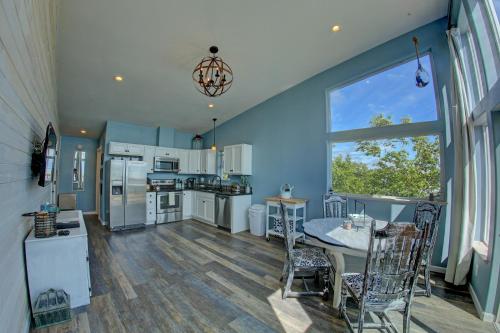 a kitchen with blue walls and a table and chairs at The Lighthouse in Homer