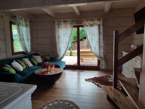 Гостиная зона в Sudecki Dym z kominkiem koło Karpacza. Agroturystyka