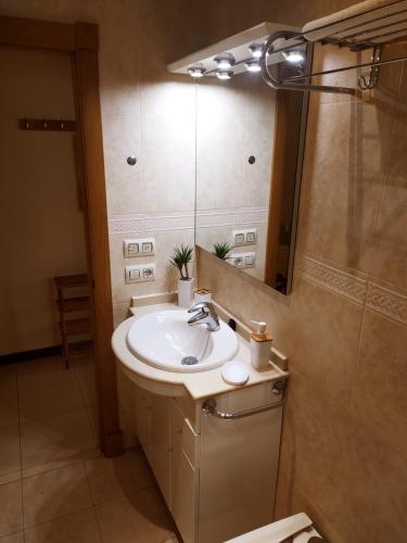 un baño con lavabo y espejo en Fuengirola Apartamento vacacional MEDITERRANEO REAL, en Fuengirola