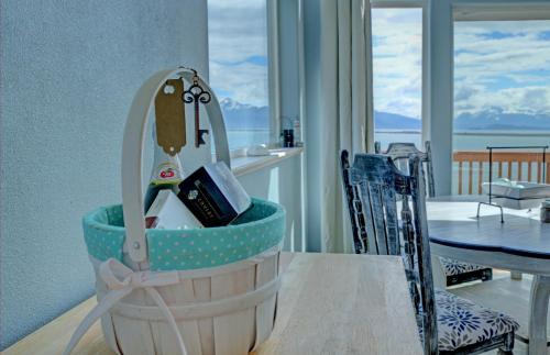 a basket with a mirror in a room with a table at The Lighthouse in Homer