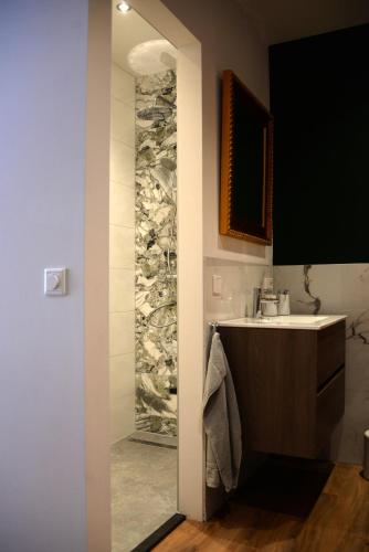 a bathroom with a sink and a mirror at Bed and Breakfast in de buurt in Waalwijk