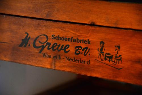 a wooden drawer with a schoolchild give bar sign on it at Bed and Breakfast in de buurt in Waalwijk