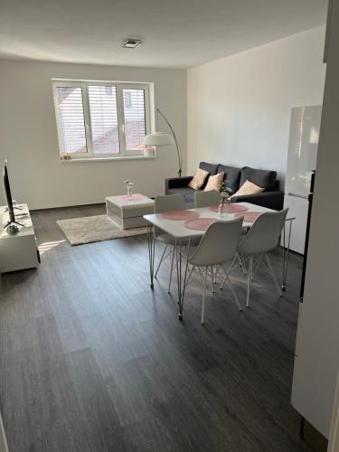 a living room with a table and a couch at Soukromý byt 2+kk s balkónem a parkováním in Znojmo
