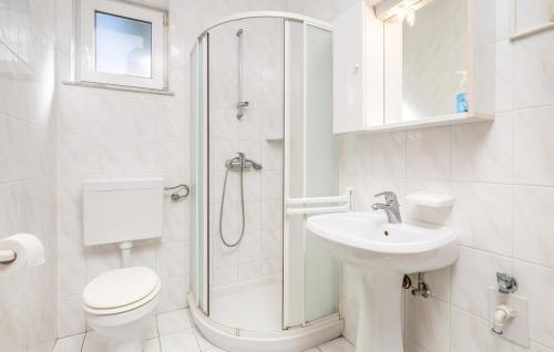 La salle de bains est pourvue d'une douche, de toilettes et d'un lavabo. dans l'établissement Villa Medea, à Lovran