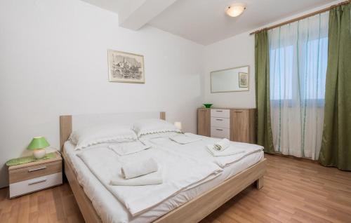 ein Schlafzimmer mit einem großen weißen Bett und einem Fenster in der Unterkunft Villa Medea in Lovran