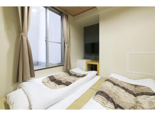 大阪市にあるHotel Shin-Imamiya - Vacation STAY 36320vの窓付きの部屋 ベッド2台