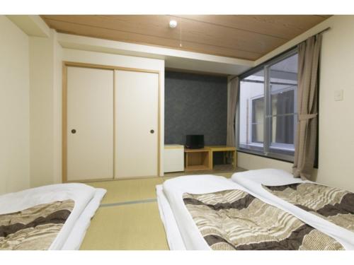 大阪市にあるHotel Shin-Imamiya - Vacation STAY 36315vの窓付きの部屋 ベッド2台
