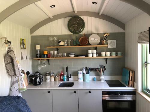 Kuchyň nebo kuchyňský kout v ubytování Coldharbour Luxury Shepherds Hut with Hot Tub