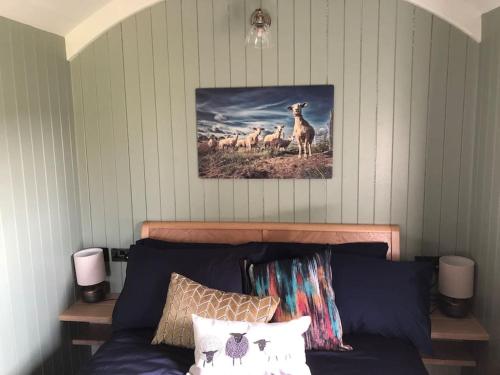 Posezení v ubytování Coldharbour Luxury Shepherds Hut with Hot Tub