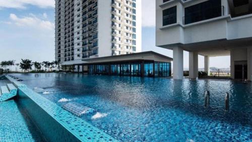 uma grande piscina em frente a um edifício em NH Homestay Trefoil em Kuala Selangor