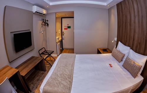 Cama ou camas em um quarto em The Hotel
