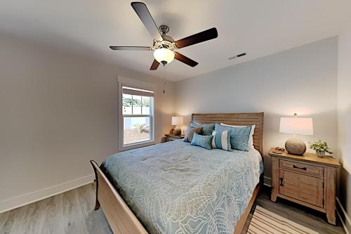 1 dormitorio con 1 cama y ventilador de techo en The Seabreeze en Myrtle Beach