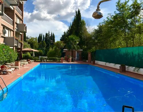 une grande piscine bleue avec une lumière au-dessus de celle-ci dans l'établissement La Casa Di Camp - Apartment, à Rome