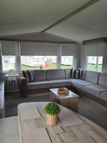 uma sala de estar com um sofá e uma mesa em Seton Sands Holiday Home em Port Seton