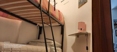 Litera en una habitación con literas y utensilios de cocina en Casa Giammarí, en Porto Recanati