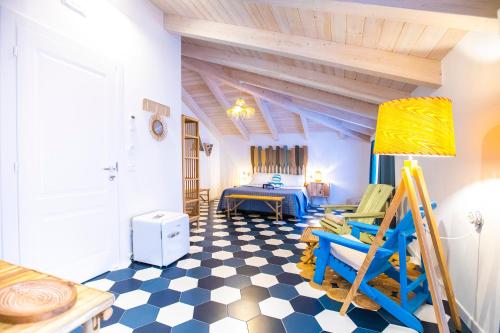 a room with a bed and a checkerboard floor at Suitetti Camere&Relax in San Nicola Arcella