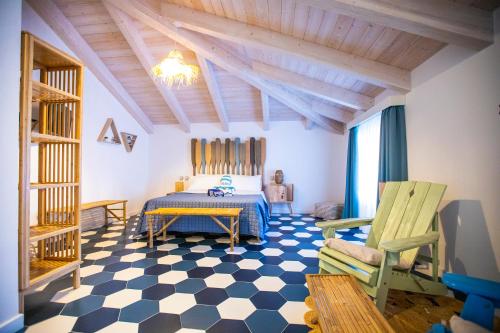 ein Schlafzimmer mit einem Bett und einem karierten Boden in der Unterkunft Suitetti Camere&Relax in San Nicola Arcella