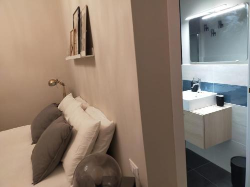 1 dormitorio con cama con lavabo y espejo en Dimora Caffaro en Génova