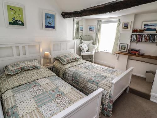 Llit o llits en una habitació de Mariners Cottage