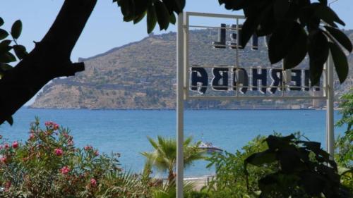 una vista de la playa y el océano en Merhaba Hotel, en Alanya