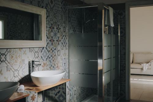 a bathroom with a sink, toilet and bathtub at Masseria Petrusella in Giuggianello