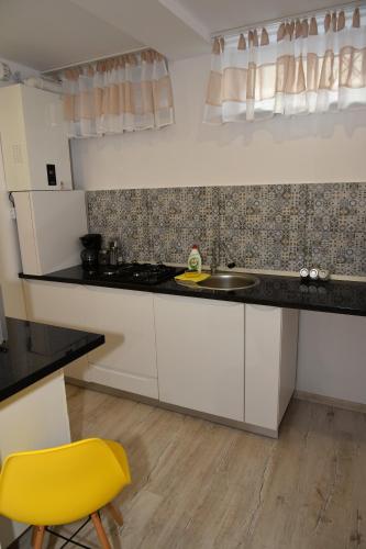 Η κουζίνα ή μικρή κουζίνα στο ApartHotel Dominic Residence