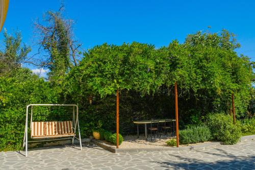 a park with a bench and a table under a tree at Villa Lata in Misakʼtsʼieli