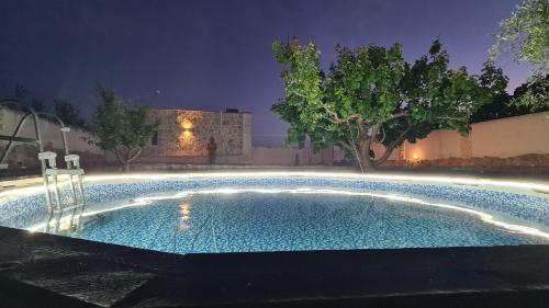 - une piscine dans une cour la nuit dans l'établissement Musa Balbisiana Casa Citrus, à Brindisi