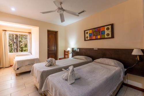 ein Schlafzimmer mit 2 Betten und Handtüchern darauf in der Unterkunft Ayres del Bosque in Merlo
