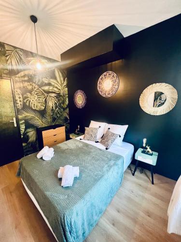 une chambre avec deux lits avec des serviettes dessus dans l'établissement Au cœur du Vieux-Port, à Marseille