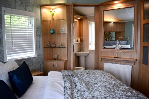 Katil atau katil-katil dalam bilik di Cosy & Modern Cabin In Heart of Northumberland