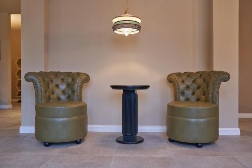 two chairs and a table in a waiting room at Alle Siepi in Reggio Emilia