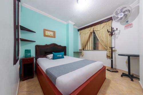um quarto com uma cama, uma ventoinha e uma janela em Ayenda La Terraza Popayán em Popayán
