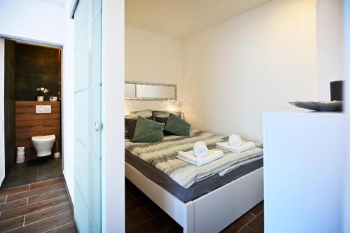 Ένα ή περισσότερα κρεβάτια σε δωμάτιο στο ZÓRA APARTMAN
