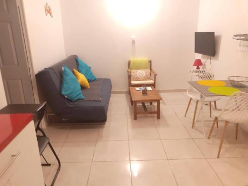TV a/nebo společenská místnost v ubytování CHEZ COCO appartement BALISIER
