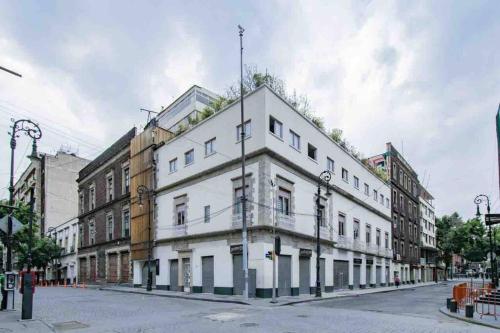 un edificio blanco al lado de una calle en D 111 Beautiful & confortable loft centro CDMX, en Ciudad de México