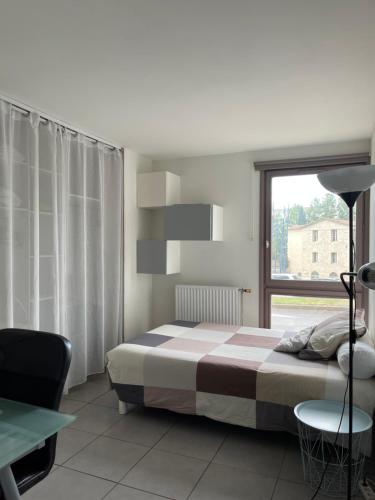 une chambre avec un lit et une fenêtre dans l'établissement Appartement T3 sur l'esplanade de l'europe, à Montpellier