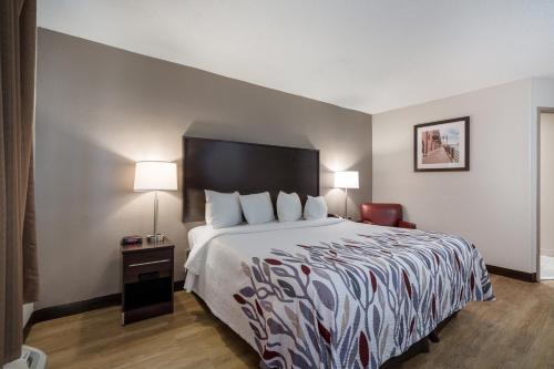 Säng eller sängar i ett rum på Red Roof Inn & Suites Jacksonville, NC