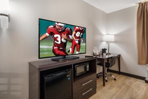 TV a/nebo společenská místnost v ubytování Red Roof Inn & Suites Jacksonville, NC