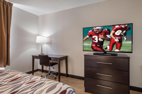 TV a/nebo společenská místnost v ubytování Red Roof Inn & Suites Jacksonville, NC