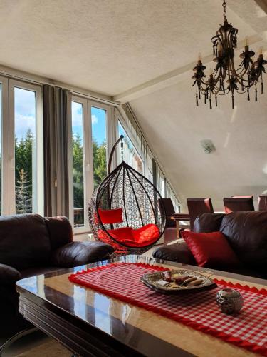 ein Wohnzimmer mit einem Sofa und einem Tisch in der Unterkunft Home Belić Golija in Radaljica