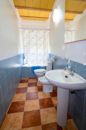 a bathroom with a sink and a toilet at Sierra Guadalquivir La Torrecilla in Quesada