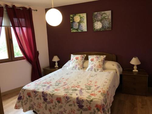 a bedroom with a bed and two lamps and a window at apartamento en el rural Mariela in Covelo