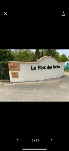 a sign that says le parace des rocks at Mobil-home Saint-Chéron 91530 Camping Parc des roches in Mirgaudon