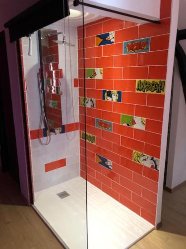 een douche met een glazen deur in de badkamer bij Maison avec garage Pop' Appart' in Laon