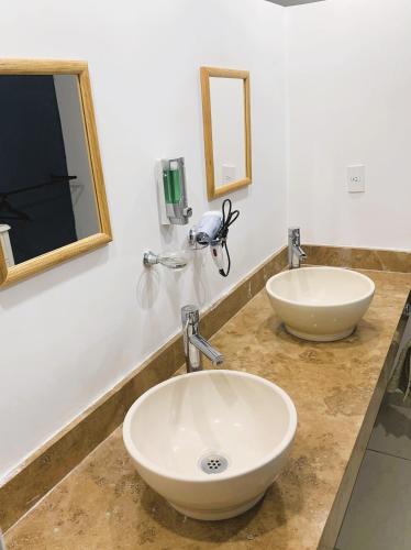 a bathroom with two sinks on a counter at Casa Real San Marcos A en Privada Zona Norte in Irapuato