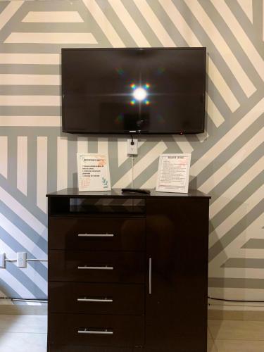 a flat screen tv sitting on top of a dresser at Casa Real San Marcos A en Privada Zona Norte in Irapuato