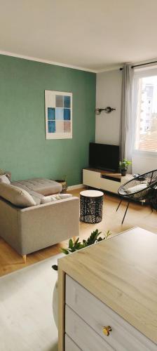 un salon avec un canapé et une table dans l'établissement Marseille superbe appartement, à Marseille